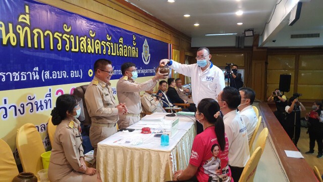 ตัวเต็งแห่สมัครนายก อบจ.วันแรก