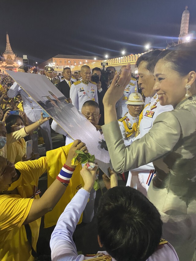 "ในหลวง" ทรงพระอักษร "ช่วยกันรักประเทศไทย"