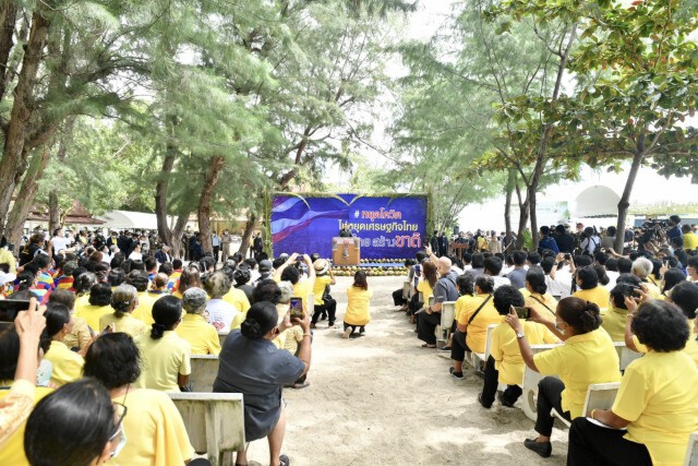 "ประยุทธ์"พบชาวเกาะสมุยให้ความมั่นใจเศรษฐกิจไทยกำลังฟื้น