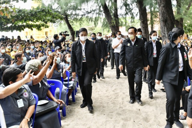 "ประยุทธ์"พบชาวเกาะสมุยให้ความมั่นใจเศรษฐกิจไทยกำลังฟื้น