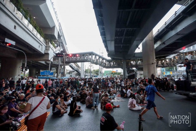 ประมวลภาพม็อบราษฎรแยกท่าพระ ยัน "ไม่ลดระดับข้อเรียกร้อง"