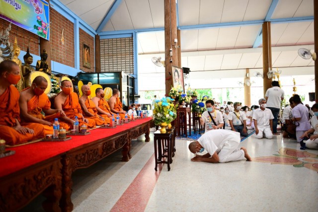 "พุทธะอิสระ" แจง "คลิปพระสงฆ์กราบ" ไม่ทันตั้งตัว เคยบอกไม่ต้องกราบ