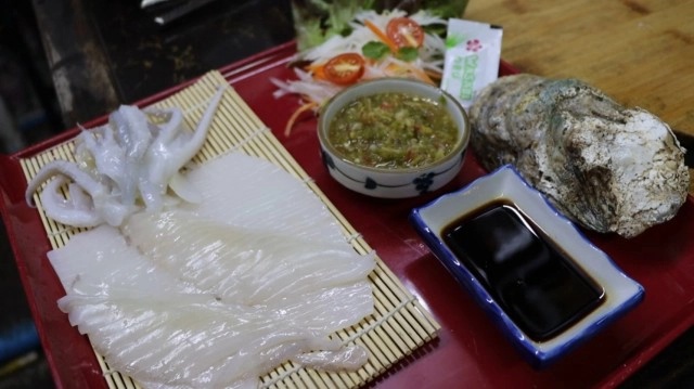 ชวนชิม"ปลาหมึกสดซาซิมิ" เมนูเด็ดขึ้นชื่อ"ร้านแดกหลาย"