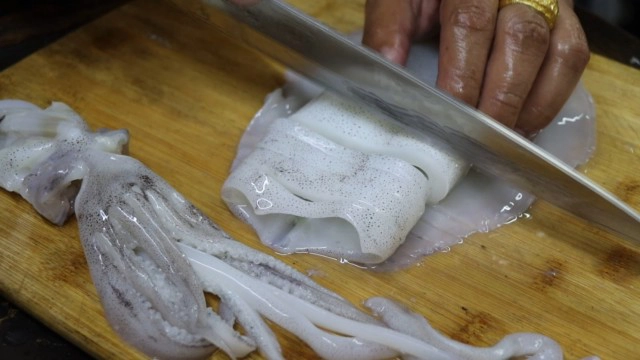 ชวนชิม"ปลาหมึกสดซาซิมิ" เมนูเด็ดขึ้นชื่อ"ร้านแดกหลาย"