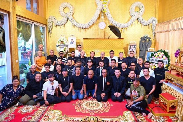 ตลกรุ่นใหญ่ ร่วมรดน้ำศพ วัดไผ่ล้อม อาลัยศรีบาน เชิญยิ้ม