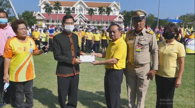 นักเรียน อสม.ศรีสะเกษ สวมเสื้อเหลืองแสดงพลังปกป้องสถาบัน