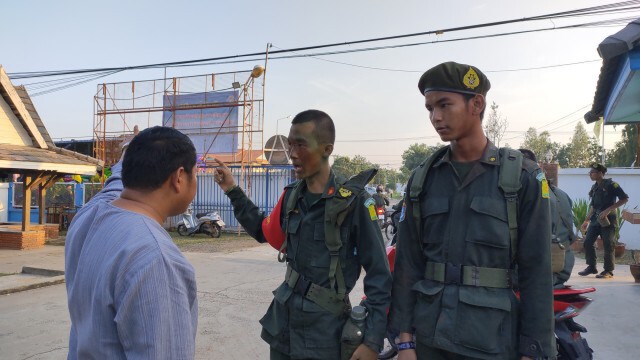 สองสามีภรรยาตบตีแย่งลูกน้อย นศท.เข้าห้ามเจอโชว์ปืนขู่
