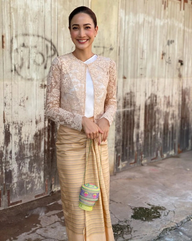 ‘แต้ว ณฐพร’ยืนหนึ่งสวมชุดไทยร่วมงานบุญ