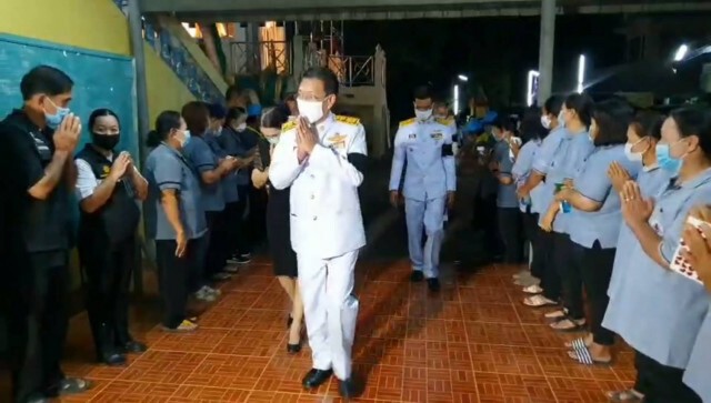 ทรงพระราชทานพวงมาลา เจ้าหน้าที่แขวงการทางจิตอาสา