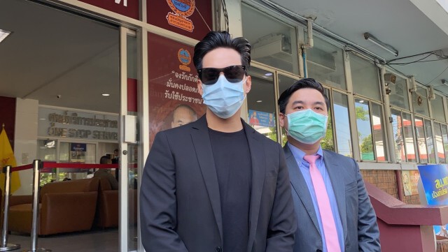 "เอิร์ธ" นักแสดงหนุ่มหอบหลักฐานชี้แจงตำรวจ คดีรถหรู