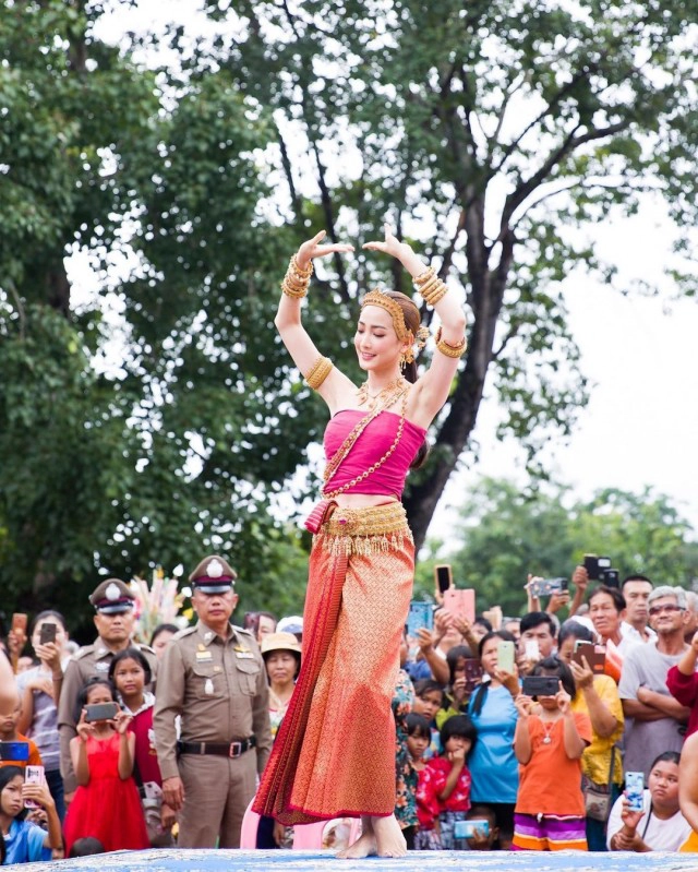 ‘แต้ว ณฐพร’ยืนหนึ่งสวมชุดไทยร่วมงานบุญ