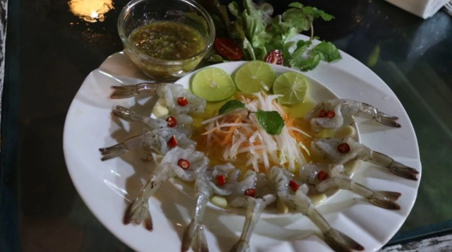 ชวนชิม"ปลาหมึกสดซาซิมิ" เมนูเด็ดขึ้นชื่อ"ร้านแดกหลาย"