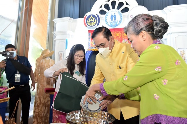 "ลุงตู่"  โชว์ยำสับปะรดกุ้งมังกร รสเด็ด.!