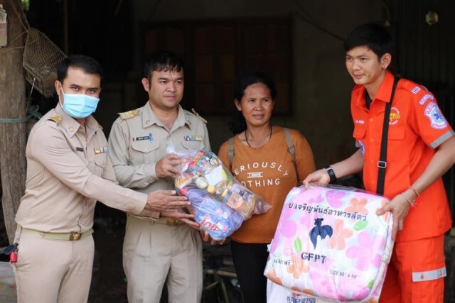 ซึ้ง !! ครูลุยน้ำช่วยนักเรียนถูกน้ำป่าถล่ม