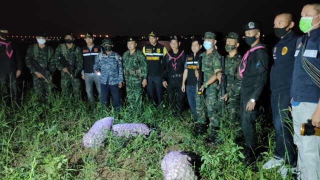 จับยึดกระเทียมเถื่อนชายแดนริมฝั่งโขง 100 กระสอบ