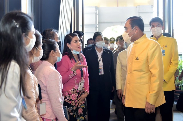 "ลุงตู่"  โชว์ยำสับปะรดกุ้งมังกร รสเด็ด.!