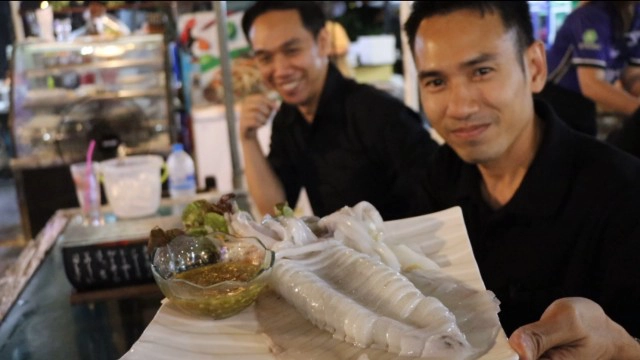 ชวนชิม"ปลาหมึกสดซาซิมิ" เมนูเด็ดขึ้นชื่อ"ร้านแดกหลาย"