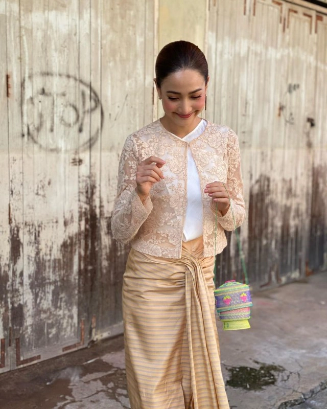 ‘แต้ว ณฐพร’ยืนหนึ่งสวมชุดไทยร่วมงานบุญ