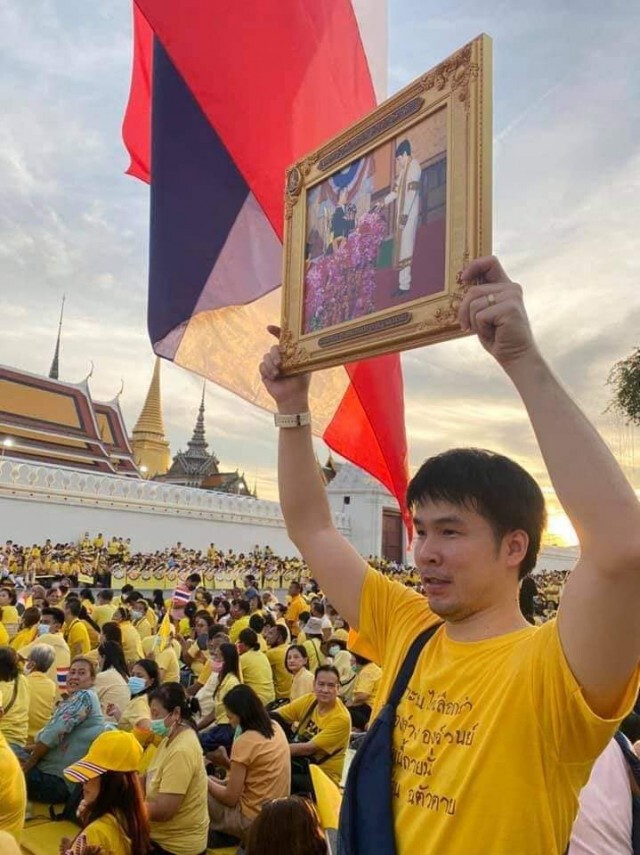 "สุชาติ ชวางกูร"โพสต์ชื่นชมหนุ่มชูภาพรับปริญญาขณะรอเฝ้ารับเสด็จในหลวง ร.10