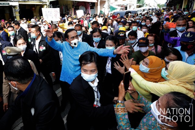 มวลชนภูเก็ตแห่ต้อนรับนายกฯ แน่นขนัดย่านเมืองเก่า