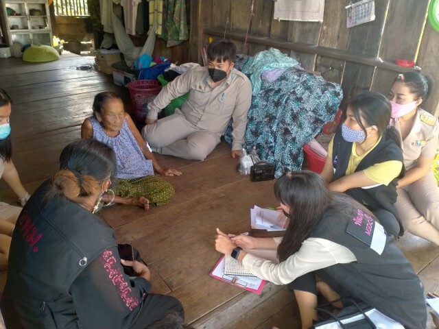 ช่วยแม่เฒ่าถูกลูกชายตีจนเลือดอาบ