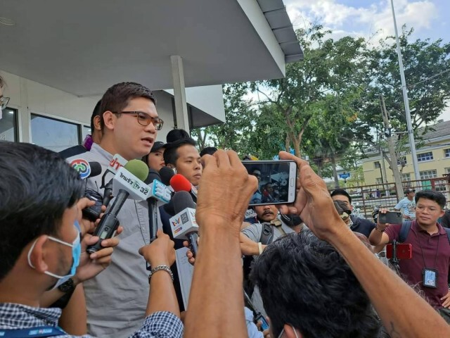 เเกนนำม็อบ เดินสายมอบตัว​ตามหมายจับ​สน.ปทุมวัน-ลุมพินี