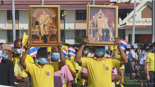 นักเรียน อสม.ศรีสะเกษ สวมเสื้อเหลืองแสดงพลังปกป้องสถาบัน