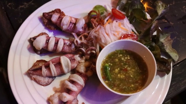 ชวนชิม"ปลาหมึกสดซาซิมิ" เมนูเด็ดขึ้นชื่อ"ร้านแดกหลาย"