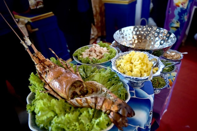 "ลุงตู่"  โชว์ยำสับปะรดกุ้งมังกร รสเด็ด.!