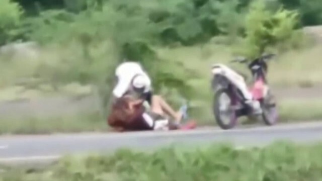 สองสามีภรรยาตบตีแย่งลูกน้อย นศท.เข้าห้ามเจอโชว์ปืนขู่