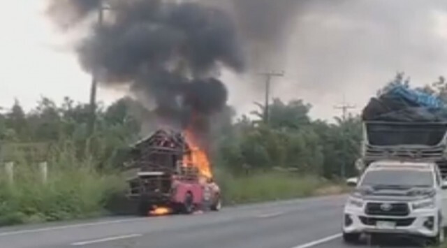นาทีระทึก ไฟไหม้รถขนเฟอร์นิเจอร์วอด