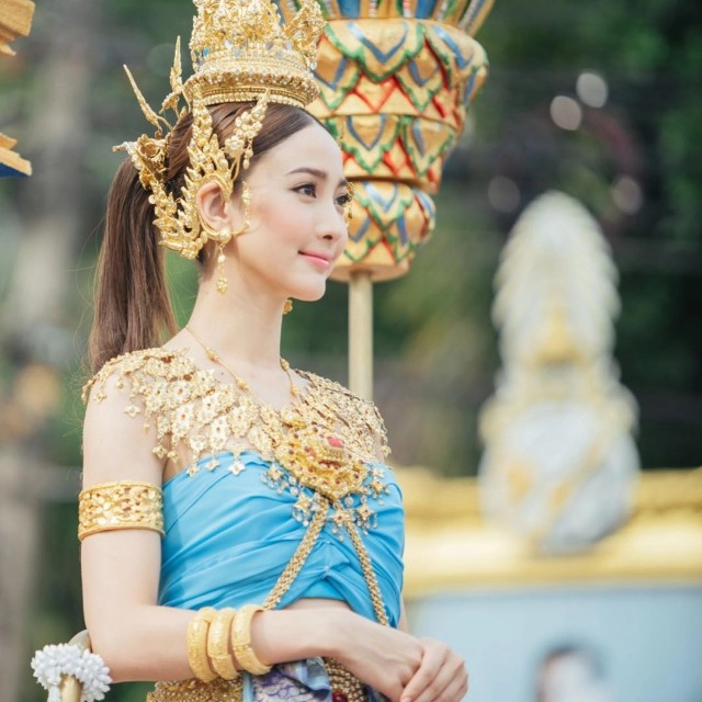 ‘แต้ว ณฐพร’ยืนหนึ่งสวมชุดไทยร่วมงานบุญ