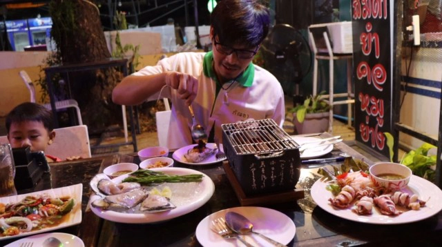 ชวนชิม"ปลาหมึกสดซาซิมิ" เมนูเด็ดขึ้นชื่อ"ร้านแดกหลาย"