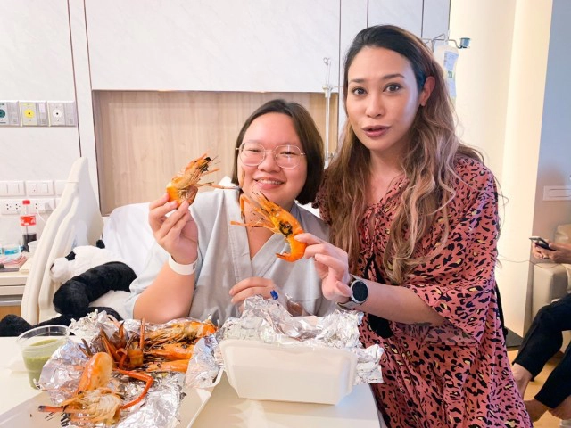 ทวิตเดือด! "ทราย" หัวร้อนเจอดราม่าซื้อกุ้งเผาเยี่ยมเเกนนำม็อบ"รุ้ง-เพนกวิน-ไมค์"