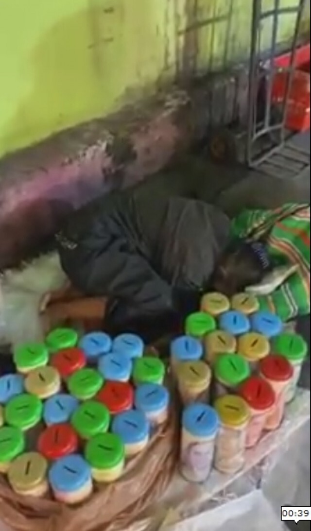 หนุ่มทนไม่ไหว เห็นหญิงชรานอนฟุบกับพื้นรอขายของ กำไรไม่ถึงร้อยต่อวัน