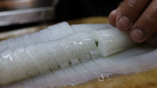 ชวนชิม"ปลาหมึกสดซาซิมิ" เมนูเด็ดขึ้นชื่อ"ร้านแดกหลาย"