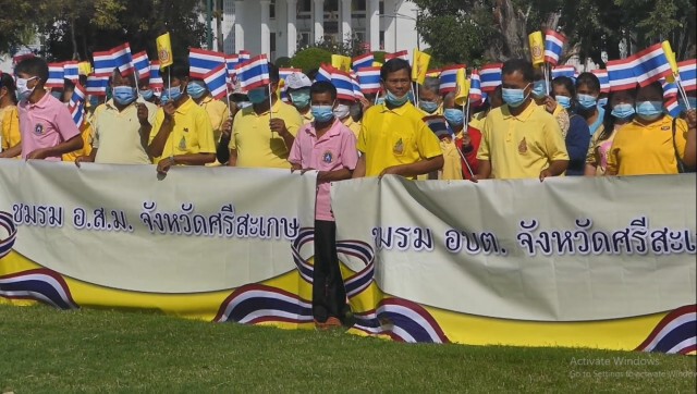 นักเรียน อสม.ศรีสะเกษ สวมเสื้อเหลืองแสดงพลังปกป้องสถาบัน