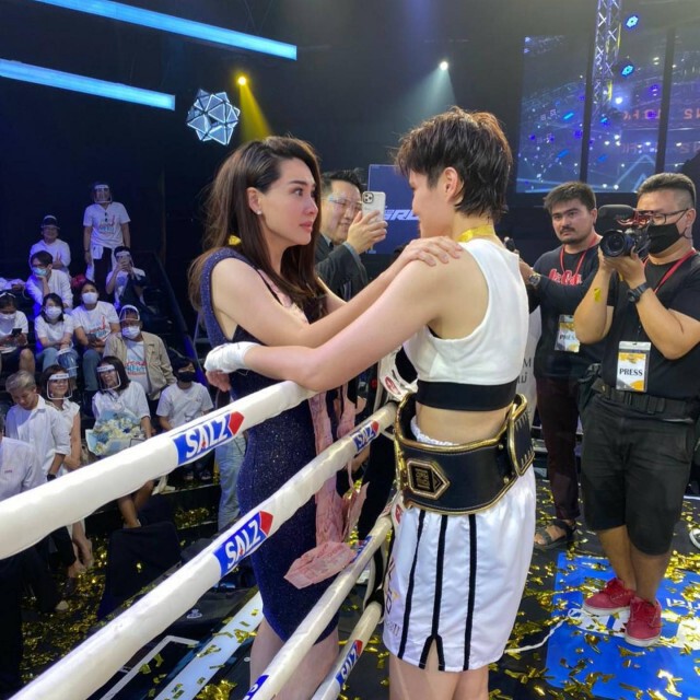 "นุ้ย สุจิรา" เสียน้ำตาข้างเวที เมื่อรู้ว่า "หมอเจี๊ยบ" ซี่โครงหักก่อนขึ้นชก