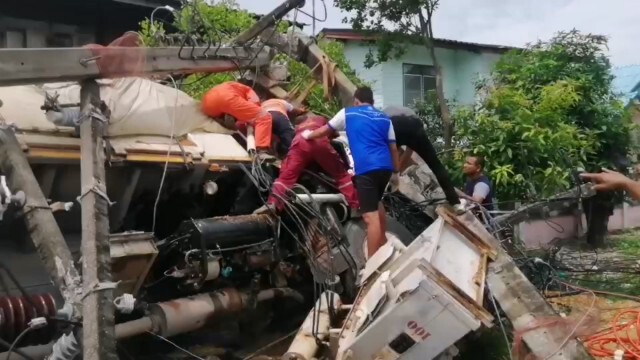 สิบล้อเสียหลักพุ่งชนเสาไฟบ้านพังยับ