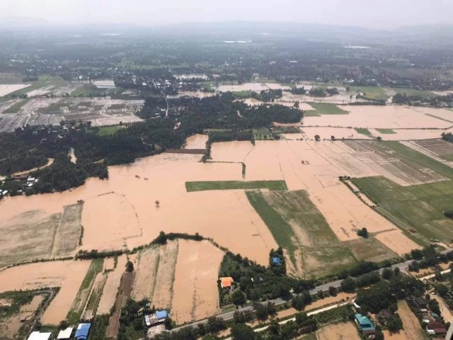 ฝ่าคลื่นลมซับน้ำตา ช่วยชาวบ้านท้ายเขื่อนลำพระเพลิง ท่วมรอบ3