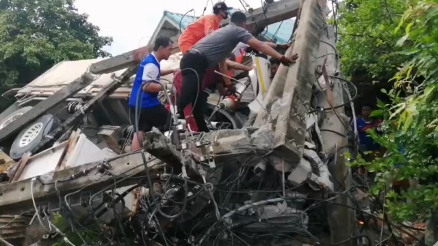 สิบล้อเสียหลักพุ่งชนเสาไฟบ้านพังยับ