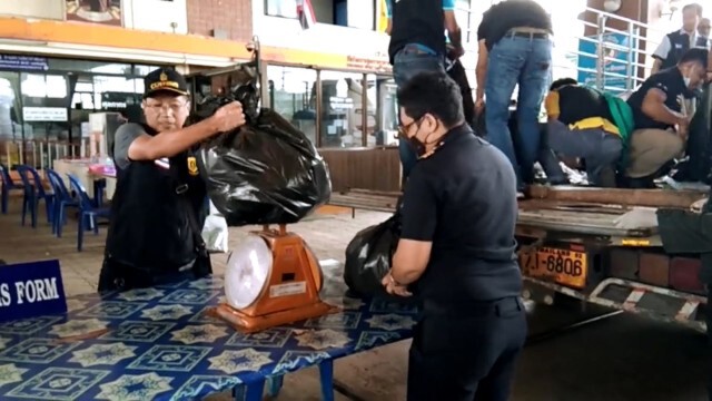 รถบรรทุกขนใบกระท่อมซิ่งแหกด่านจนมุม