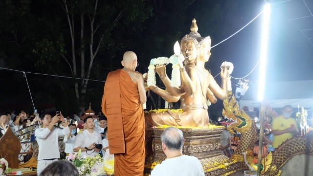 'อั้ม-อธิชาติ' ทัพคนบันเทิงขี่ม้าแห่กฐิน จ.อุดรธานี