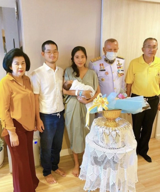 ปิติ! "ในหลวง- พระราชินี" พระราชทานดอกไม้รับขวัญบุตรคนแรก "หญิงแม้น" ม.ร.ว.แม้นนฤมาส