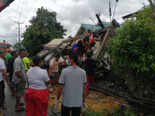 สิบล้อเสียหลักพุ่งชนเสาไฟบ้านพังยับ