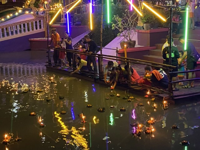 ชื่นมื่นประกวดนางนพมาศผู้สูงอายุ 60 ปีขึ้นไป