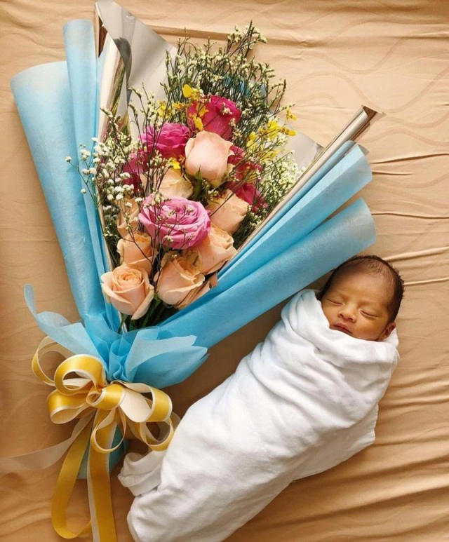 ปิติ! "ในหลวง- พระราชินี" พระราชทานดอกไม้รับขวัญบุตรคนแรก "หญิงแม้น" ม.ร.ว.แม้นนฤมาส