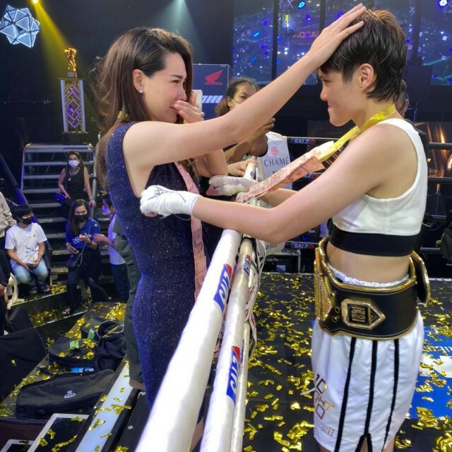 "นุ้ย สุจิรา" เสียน้ำตาข้างเวที เมื่อรู้ว่า "หมอเจี๊ยบ" ซี่โครงหักก่อนขึ้นชก