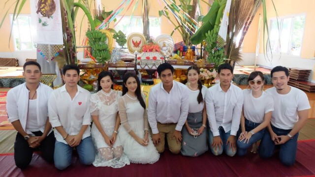 'อั้ม-อธิชาติ' ทัพคนบันเทิงขี่ม้าแห่กฐิน จ.อุดรธานี