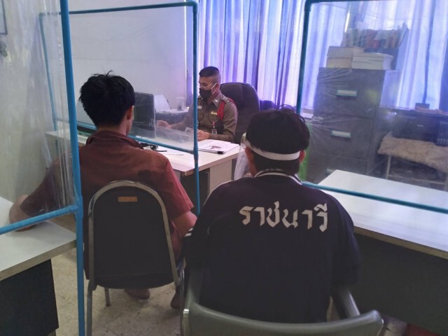 รวบสองโจ๋ใส่เสื้อช็อปตระเวนขายยาบ้า